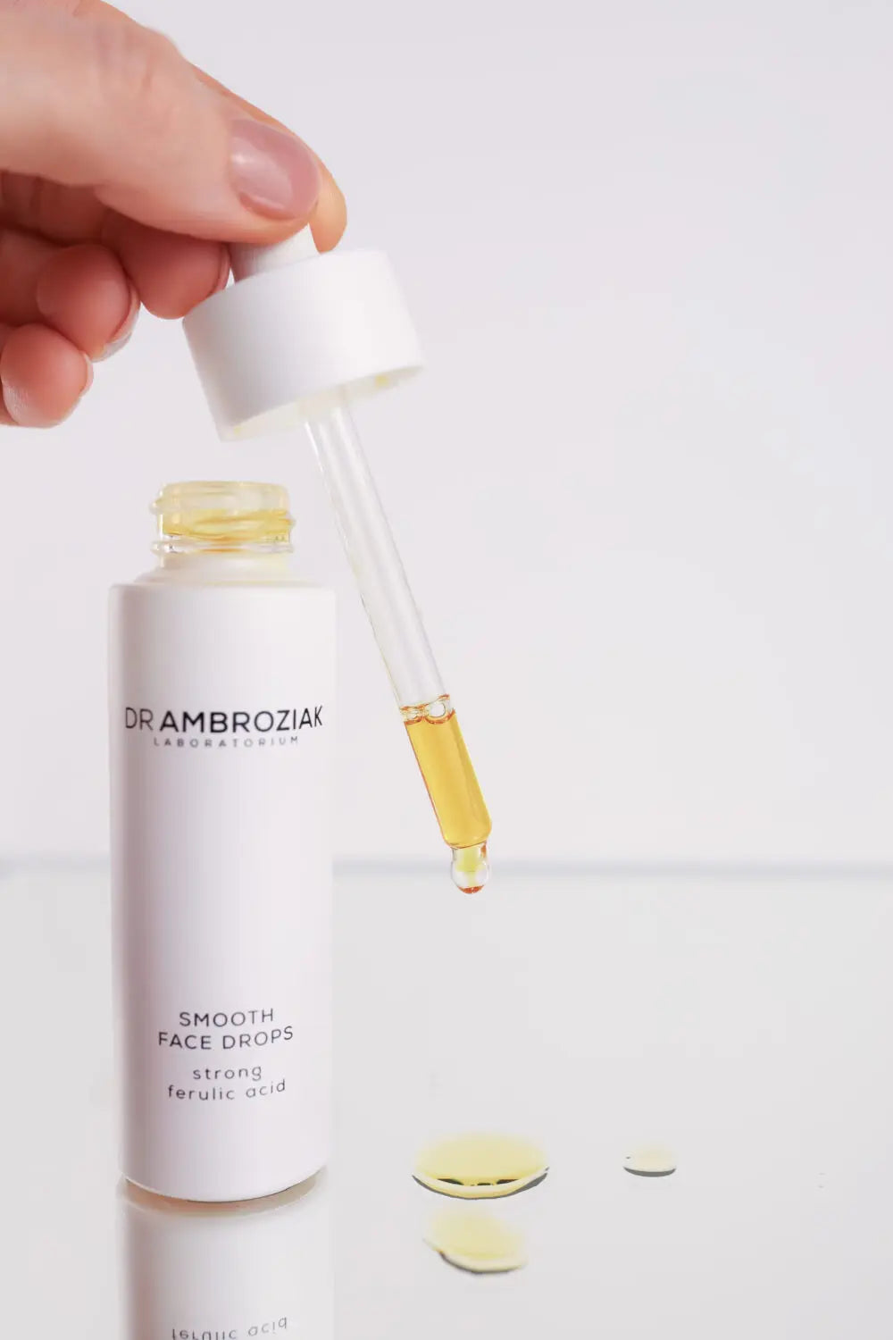 Dr Ambroziak Smooth Face Drops – Wygładzające serum z witaminą C i kwasem ferulowym 30 ml