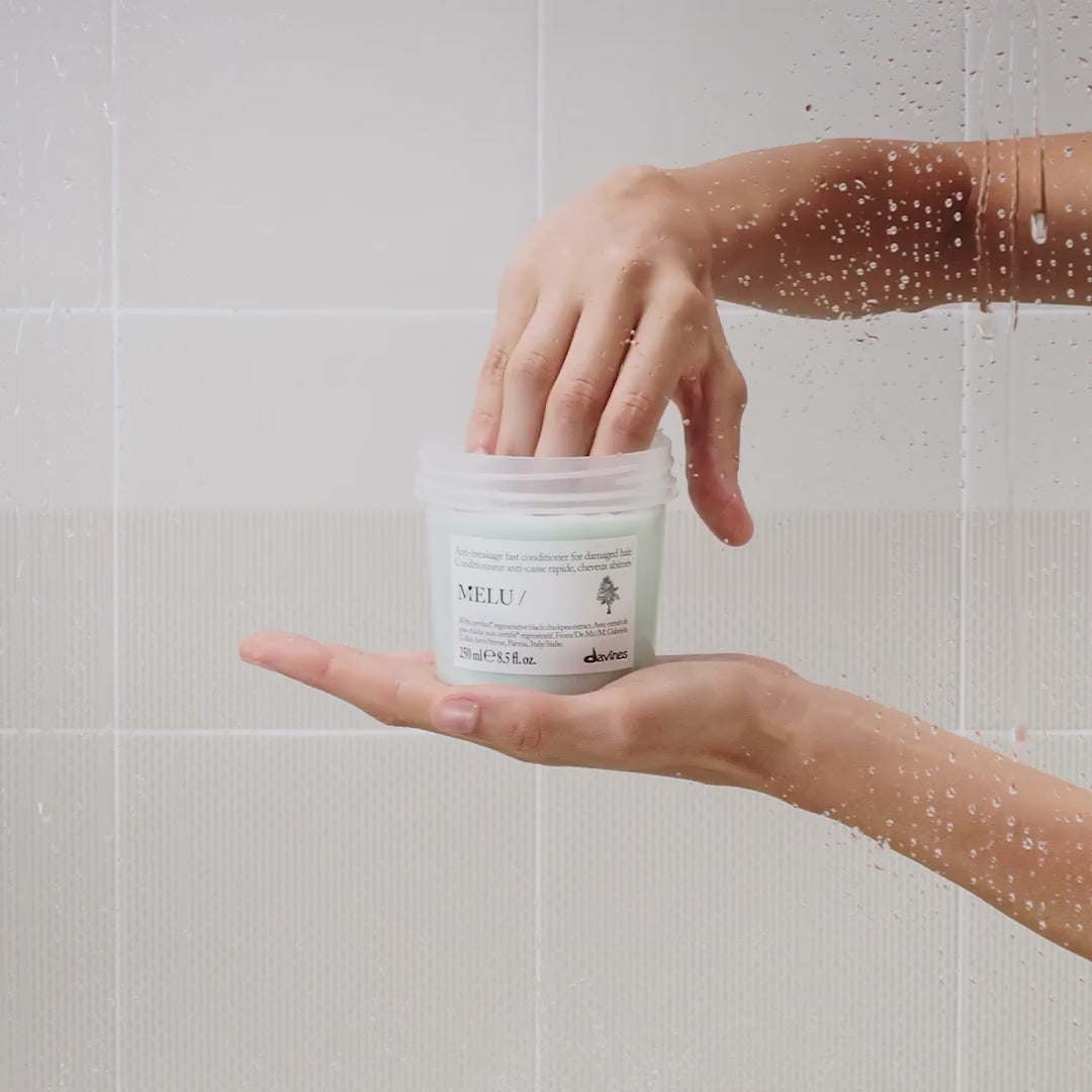 Załaduj wideo: DAVINES NEW ESSENTIAL HAIRCARE odżywka do włosów MELU Conditioner 250 ml