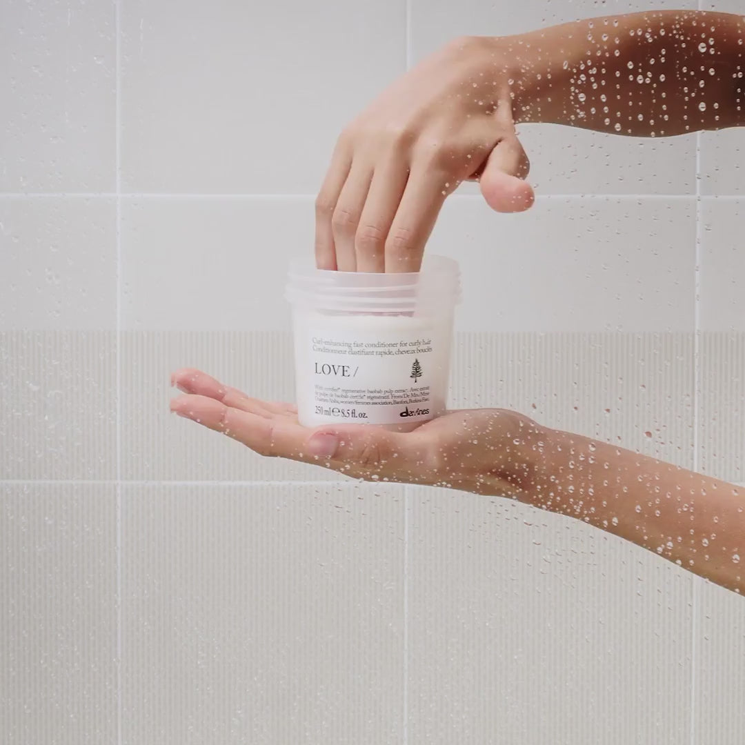 Załaduj wideo: DAVINES NEW ESSENTIAL HAIRCARE odżywka do włosów LOVE CURL Conditioner 250 ml