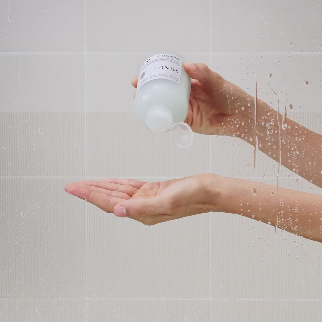 Załaduj wideo: DAVINES NEW ESSENTIAL HAIRCARE szampon do włosów MINU Shampoo
