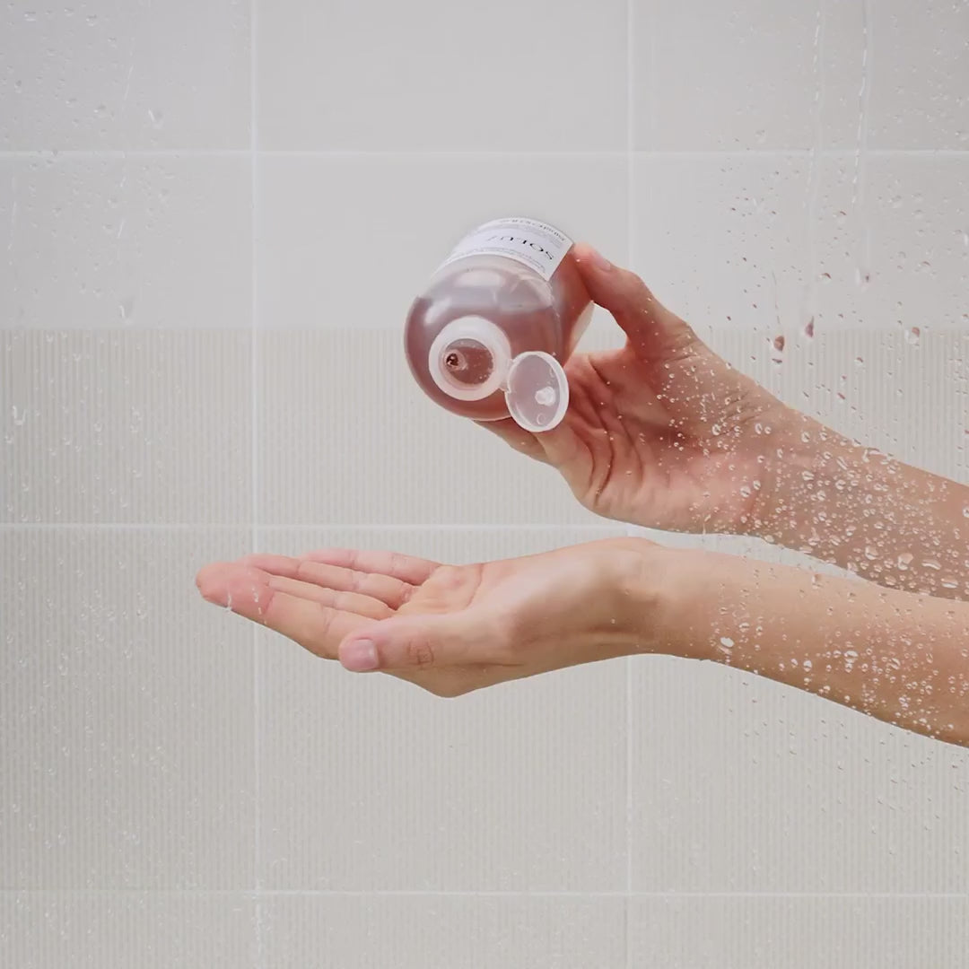 Załaduj wideo: DAVINES NEW ESSENTIAL HAIRCARE szampon do włosów SOLU Shampoo