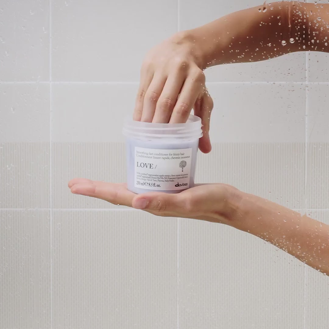 Załaduj wideo: DAVINES NEW ESSENTIAL HAIRCARE odżywka do włosów LOVE Smoothing Conditioner 250 ml
