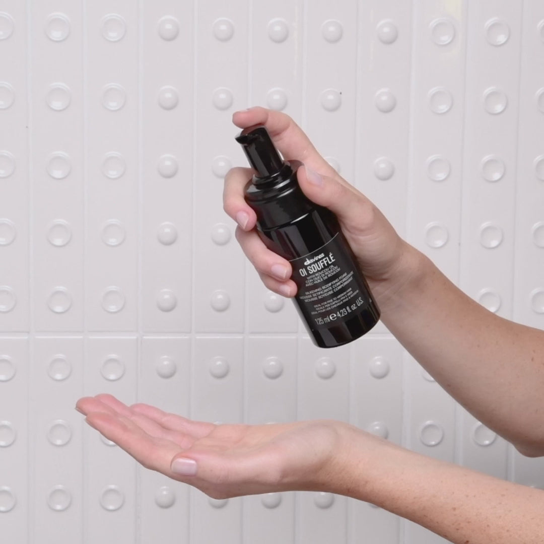 Załaduj wideo: DAVINES OI wygładzający mus z efektem pogrubienia OI Soufflé 125 ml