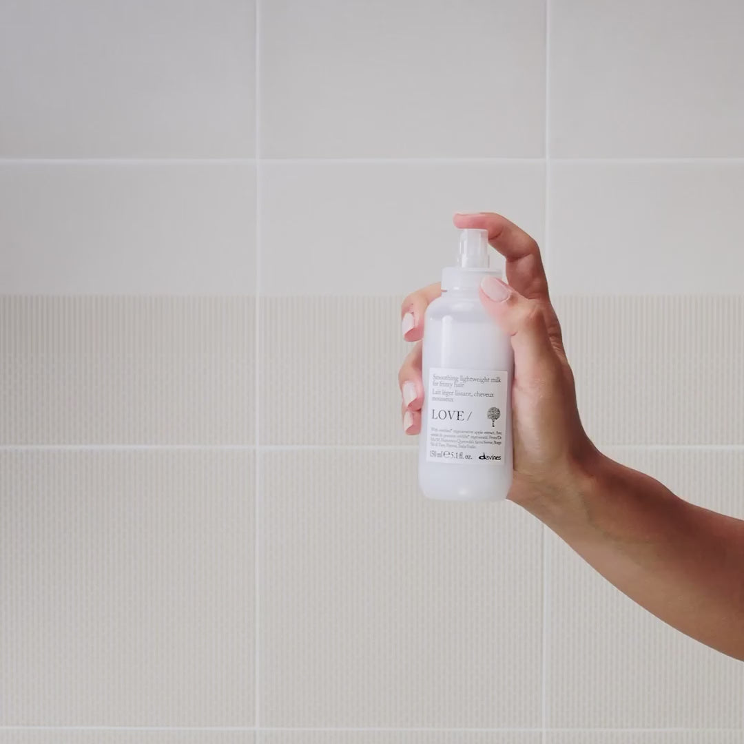 Załaduj wideo: DAVINES NEW ESSENTIAL HAIRCARE mleczko do włosów LOVE Smoothing Milk 150 ml
