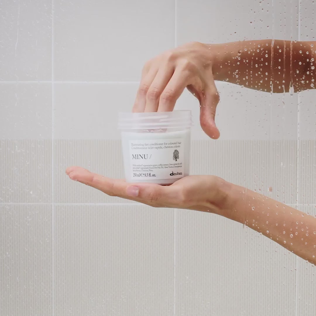 Załaduj wideo: DAVINES NEW ESSENTIAL HAIRCARE odżywka do włosów MINU Conditioner 250 ml