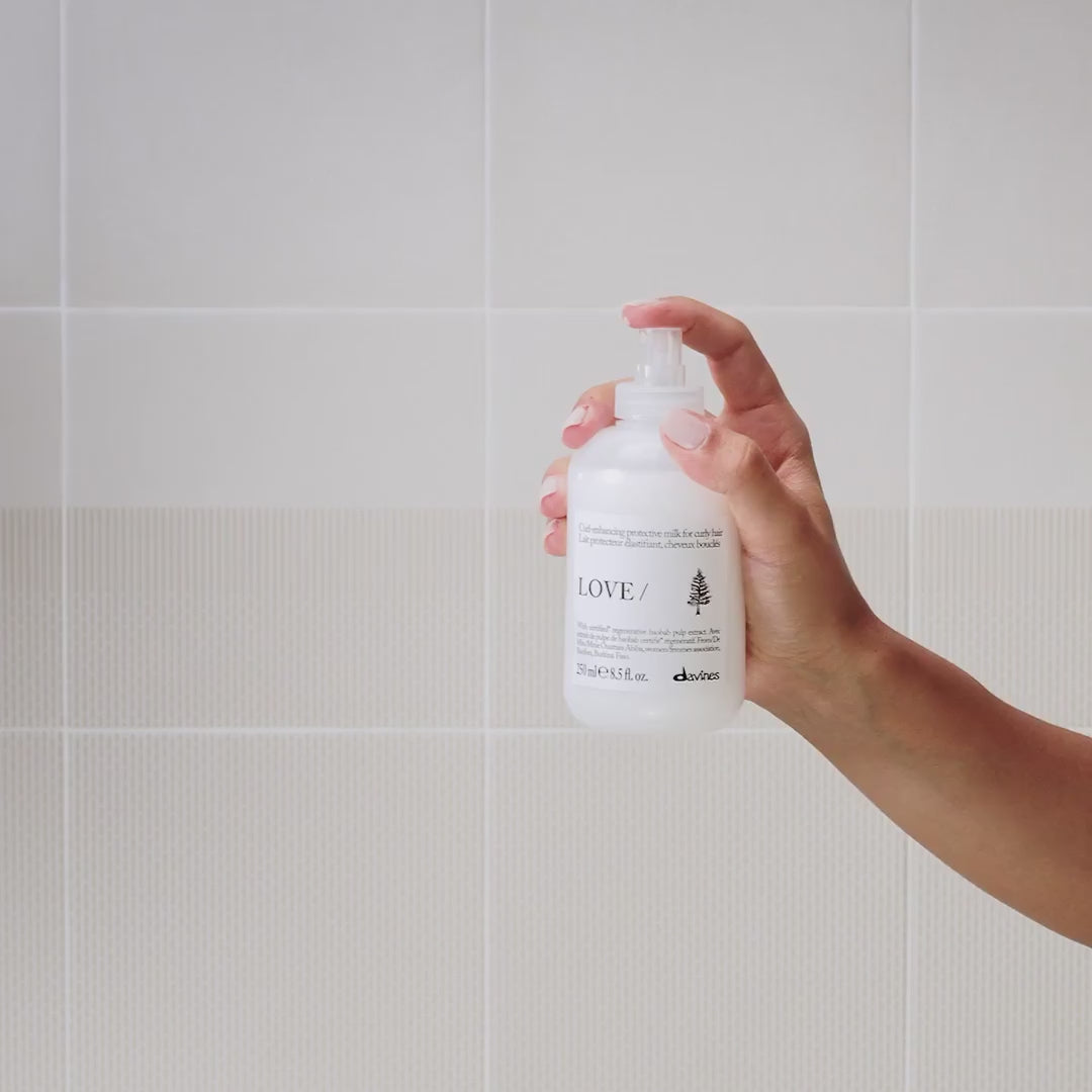 Załaduj wideo: DAVINES NEW ESSENTIAL HAIRCARE mleczko do włosów LOVE CURL Hair Milk Enhancer 250 ml