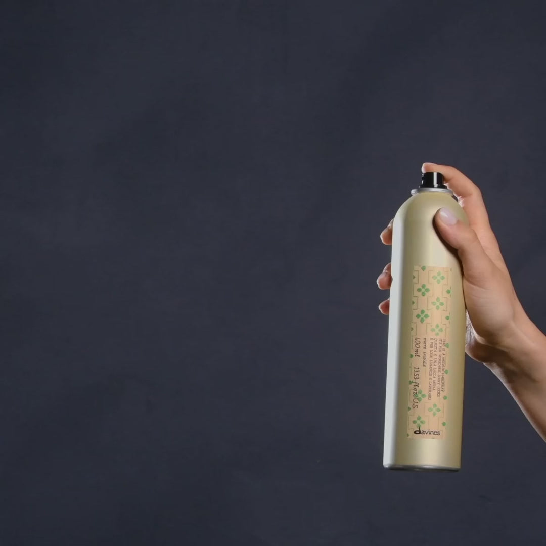 Załaduj wideo: DAVINES MORE INSIDE lakier do włosów Medium Hairspray 400 ml