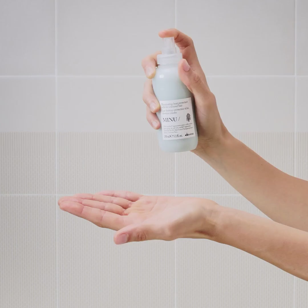 Załaduj wideo: DAVINES NEW ESSENTIAL HAIRCARE mleczko do włosów MINU Milk Color Glow 150 ml