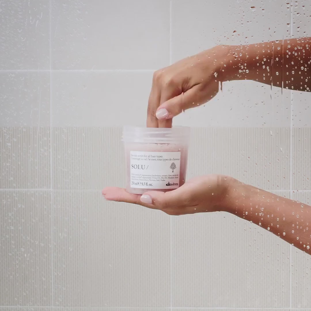 Załaduj wideo: DAVINES NEW ESSENTIAL HAIRCARE peeling do włosów i skóry głowy SOLU Salt Scrub 250 ml